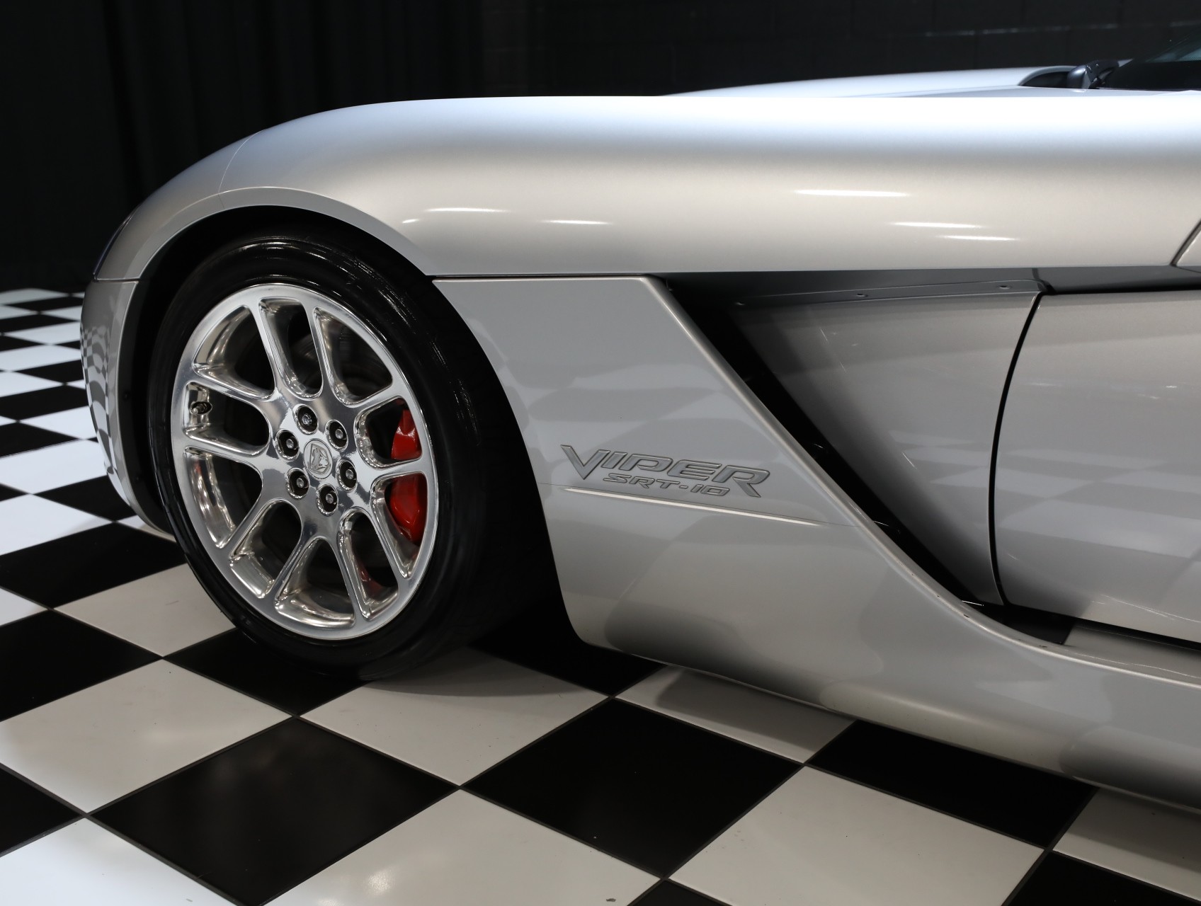 2004 Dodge Viper 38