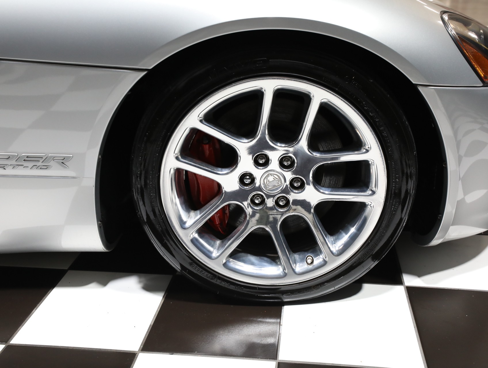 2004 Dodge Viper 41
