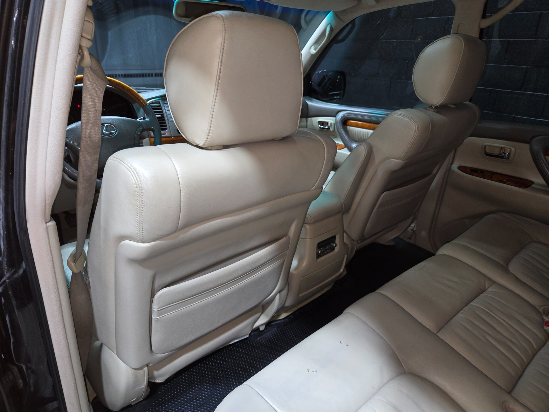 2004 Lexus LX 470 103