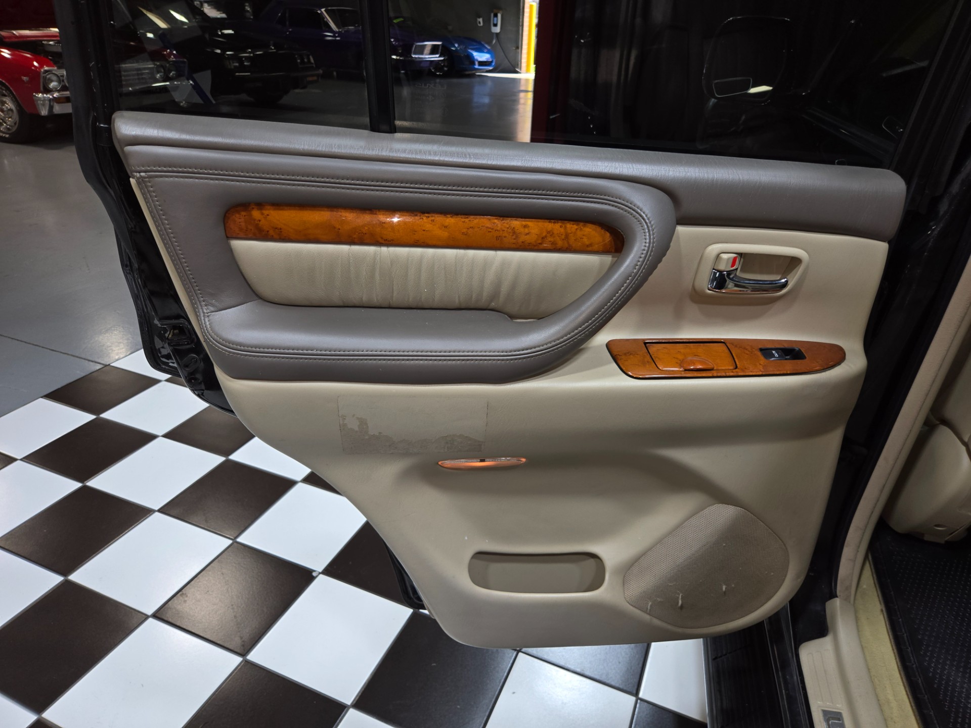 2004 Lexus LX 470 104