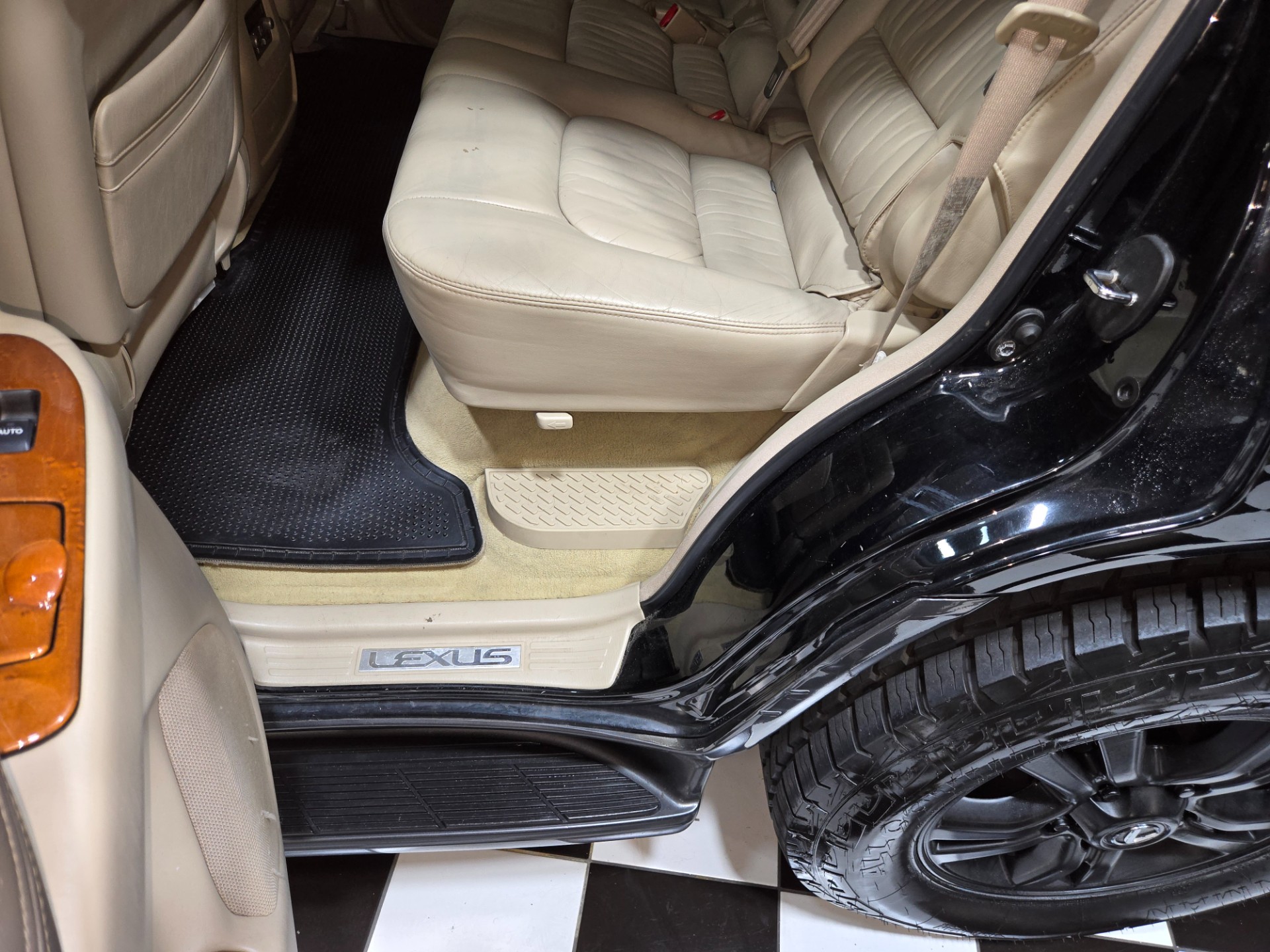2004 Lexus LX 470 105