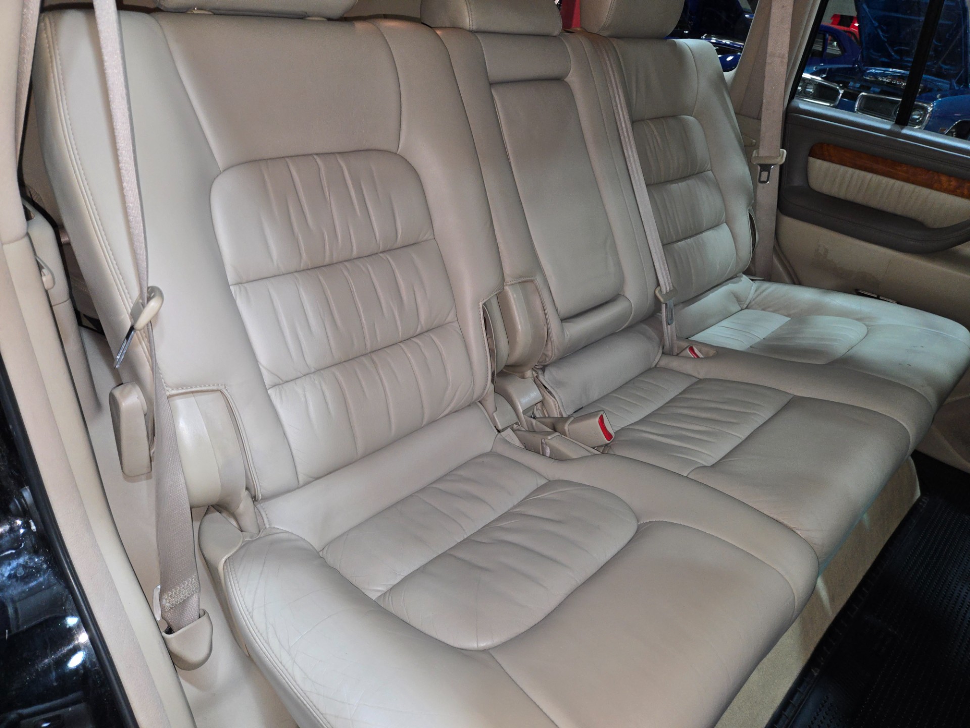 2004 Lexus LX 470 10