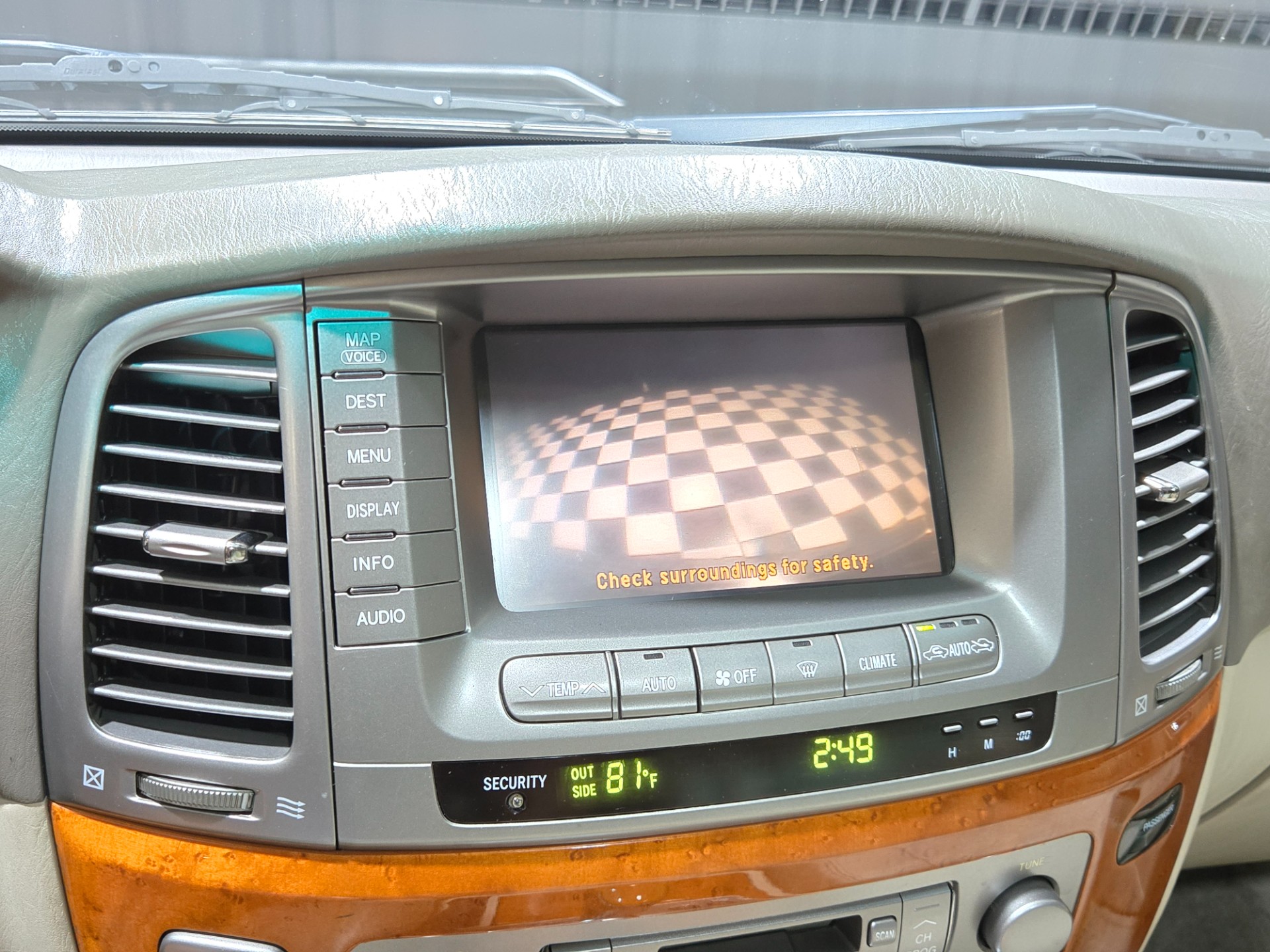 2004 Lexus LX 470 128