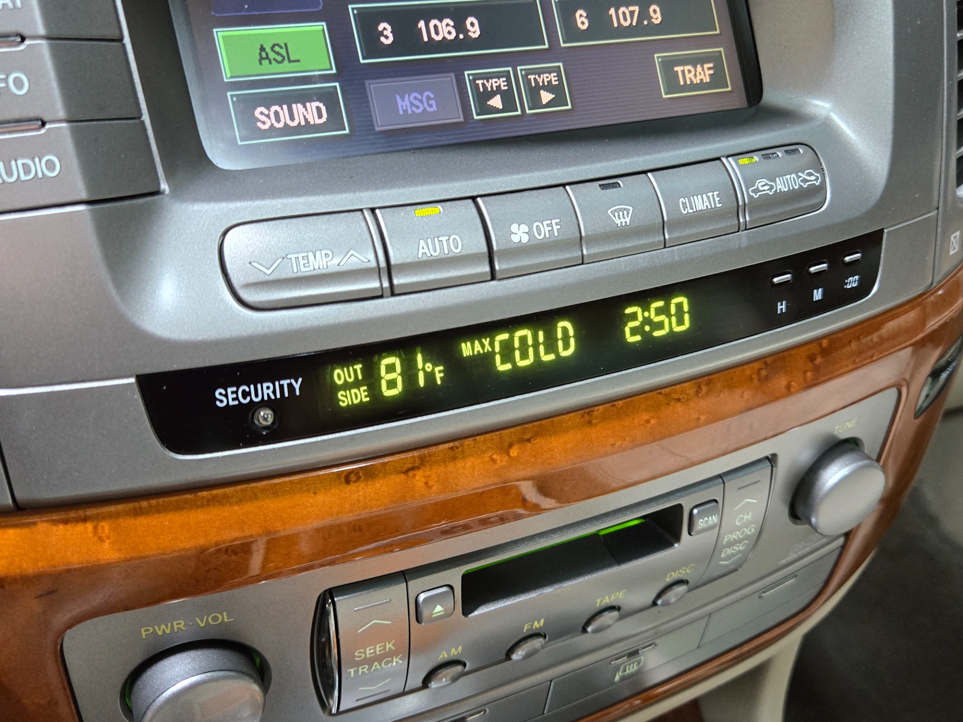 2004 Lexus LX 470 131