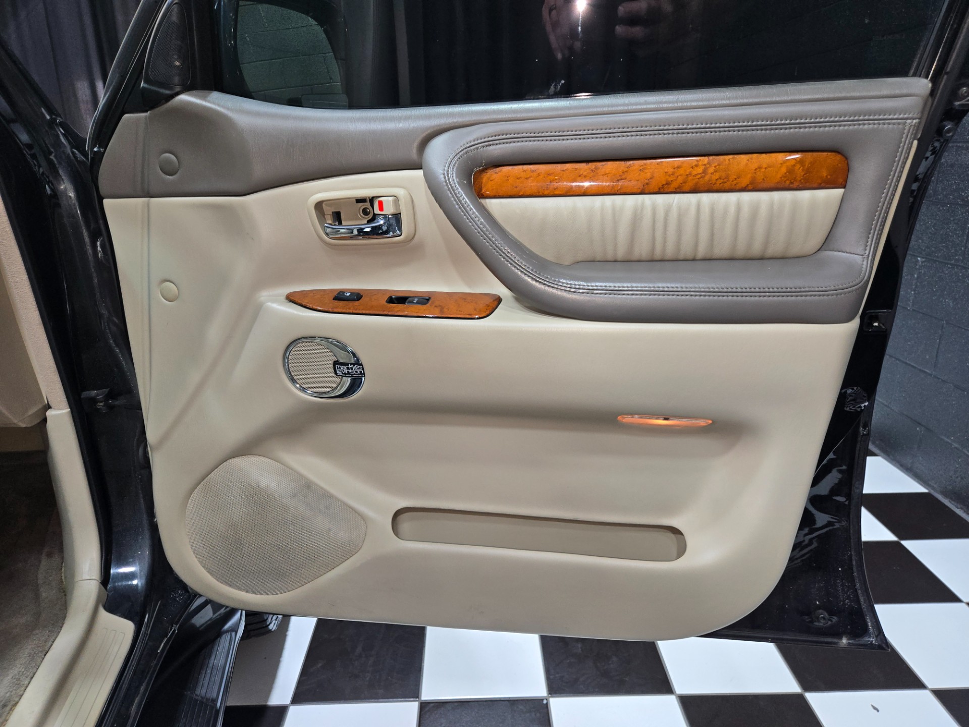 2004 Lexus LX 470 13
