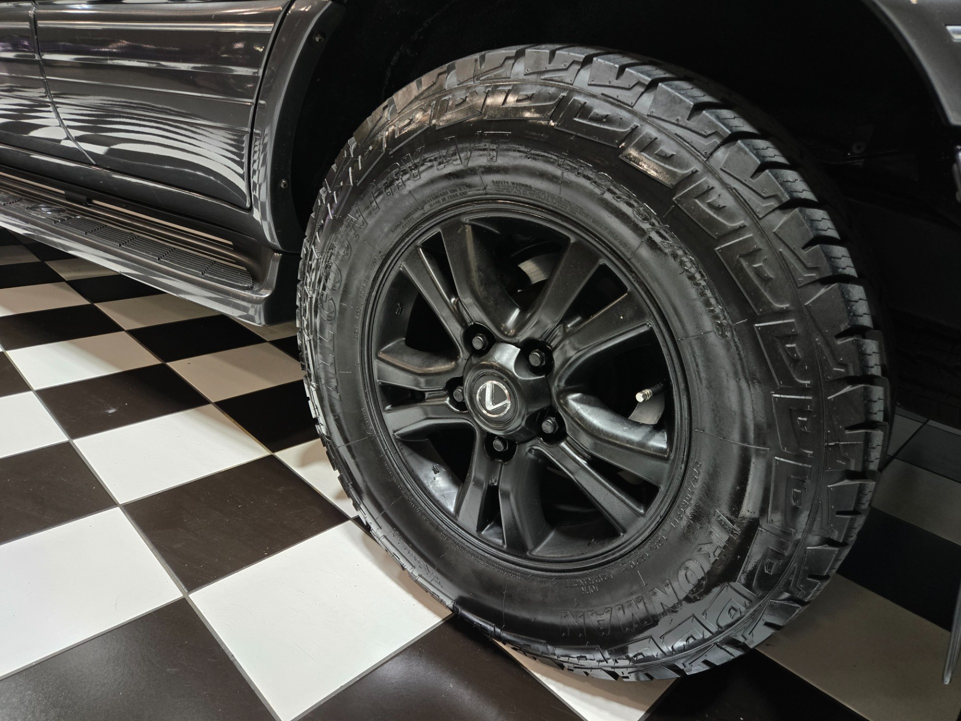 2004 Lexus LX 470 28