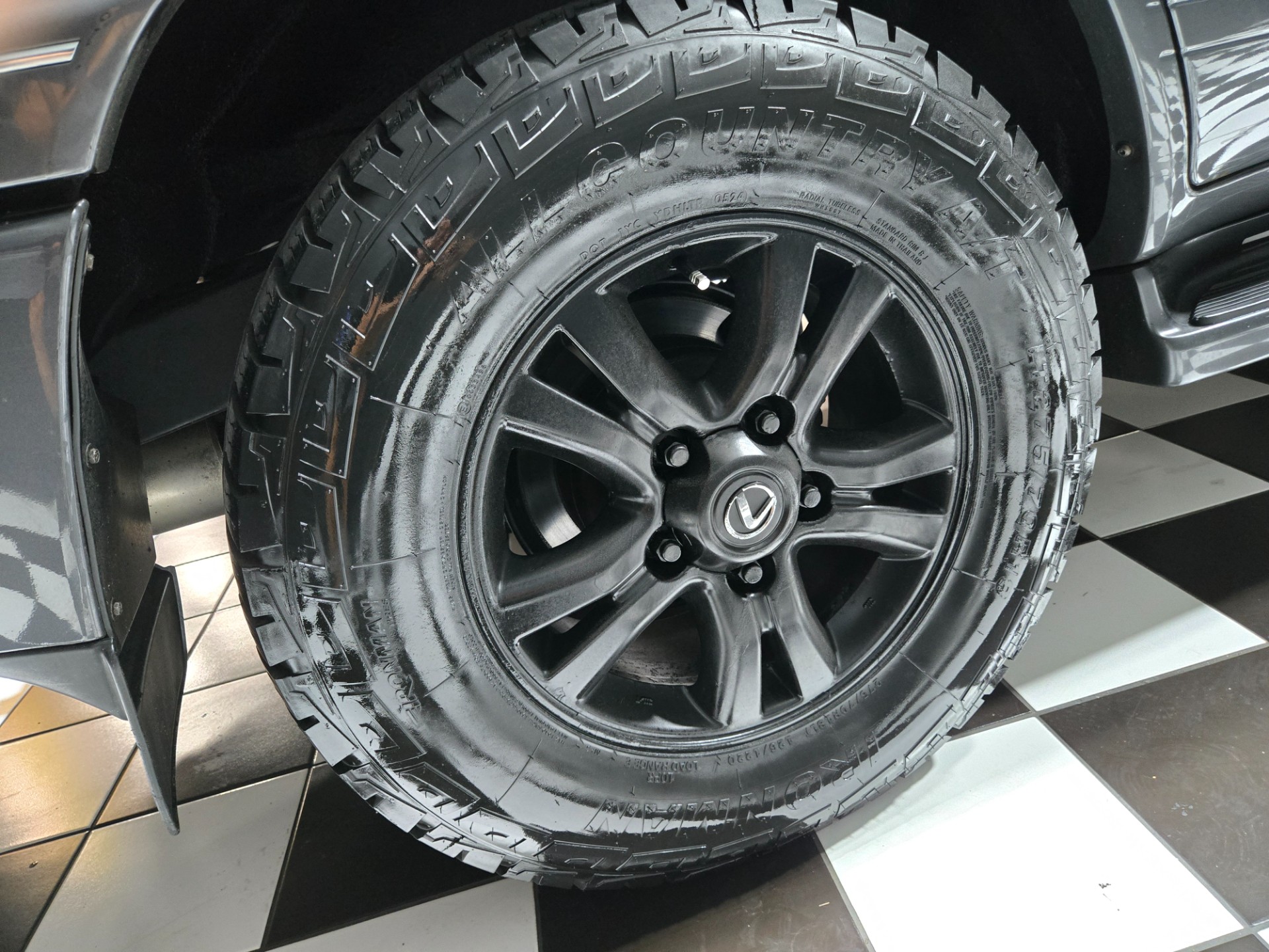 2004 Lexus LX 470 48
