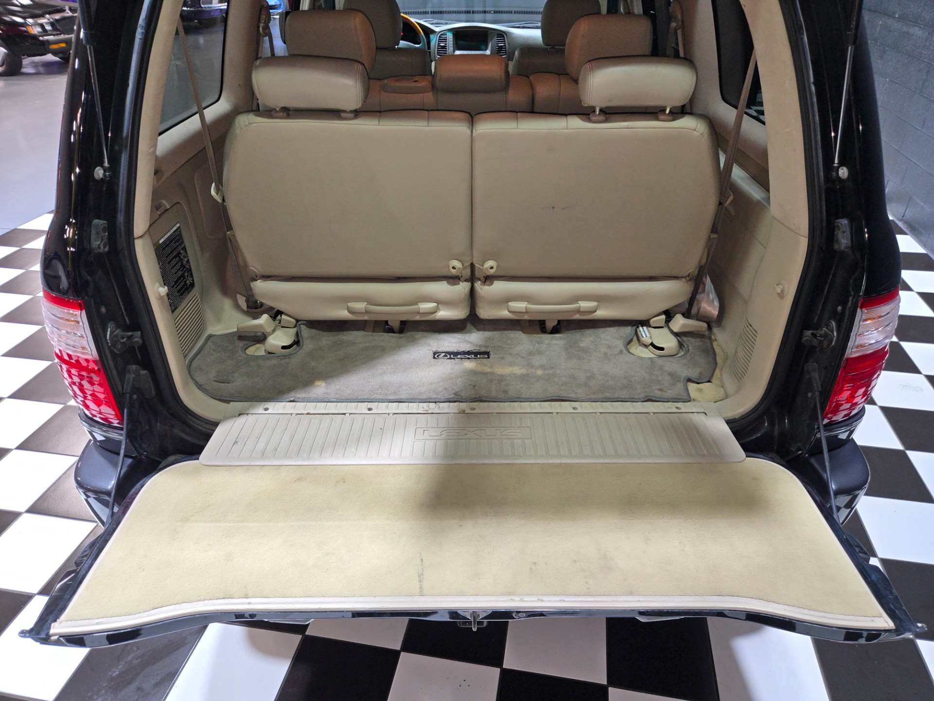 2004 Lexus LX 470 71