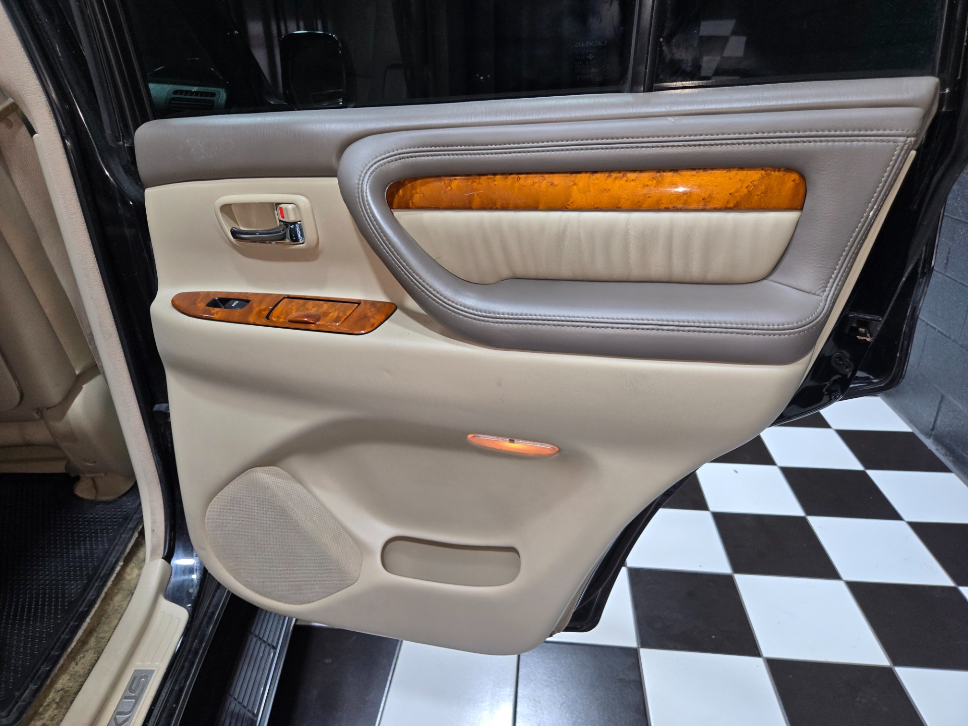 2004 Lexus LX 470 92