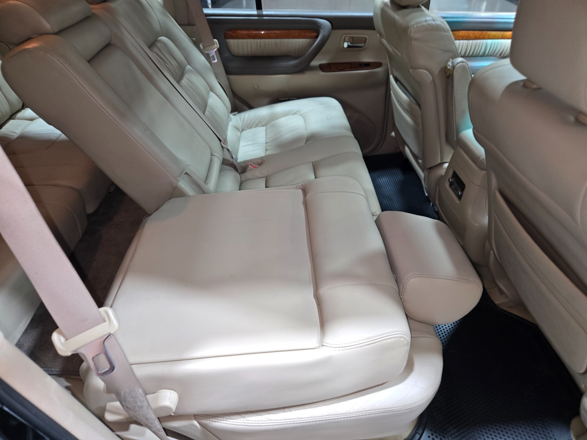 2004 Lexus LX 470 99