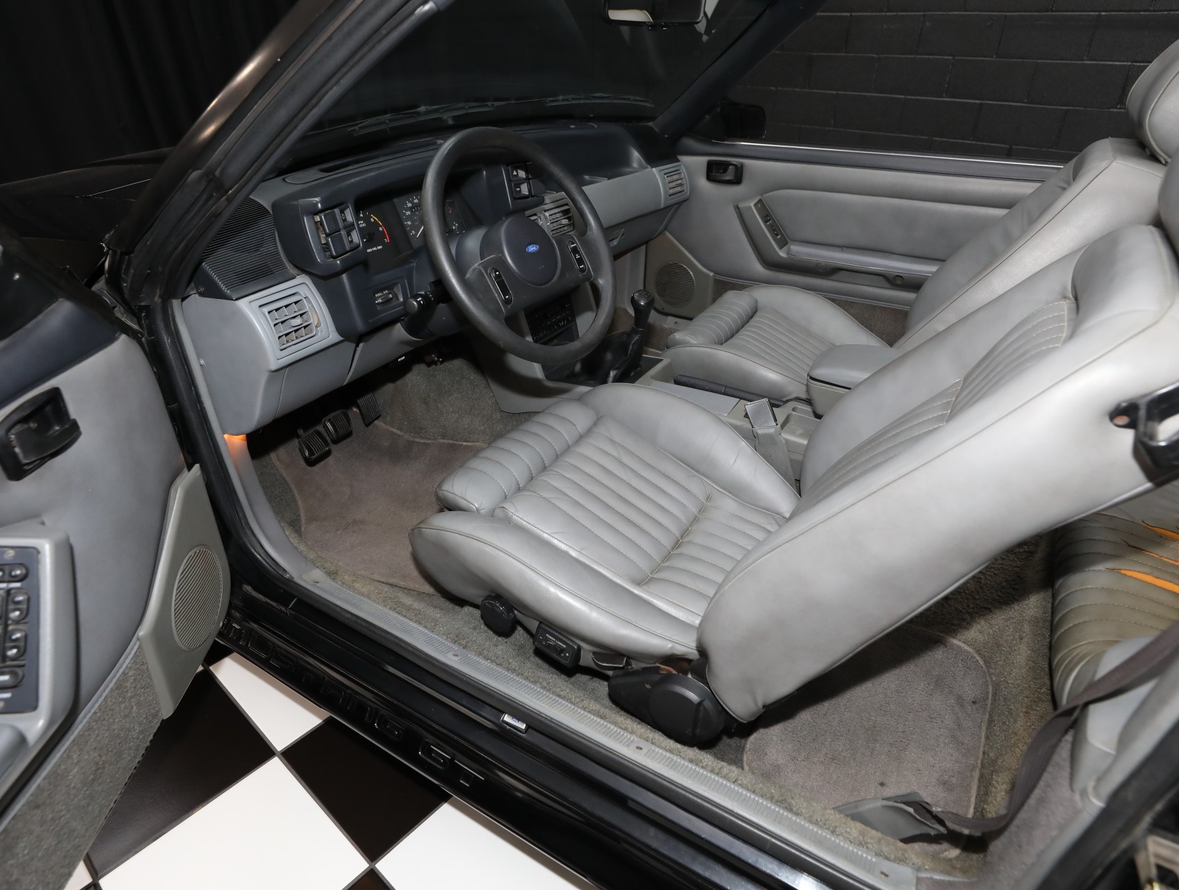 1987 Ford Mustang 2