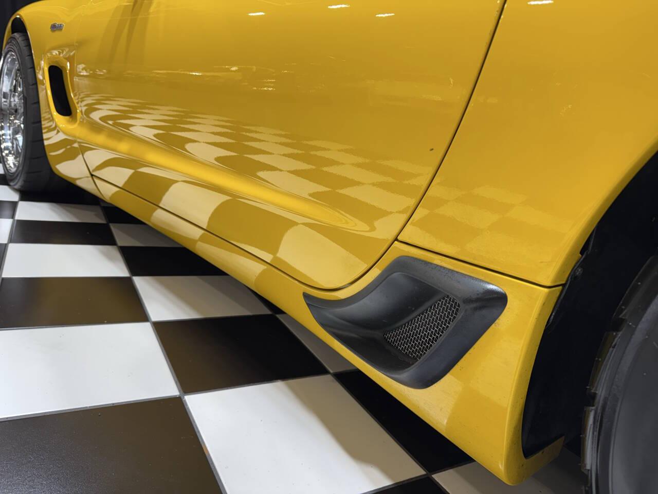 2004 Chevrolet Corvette 24