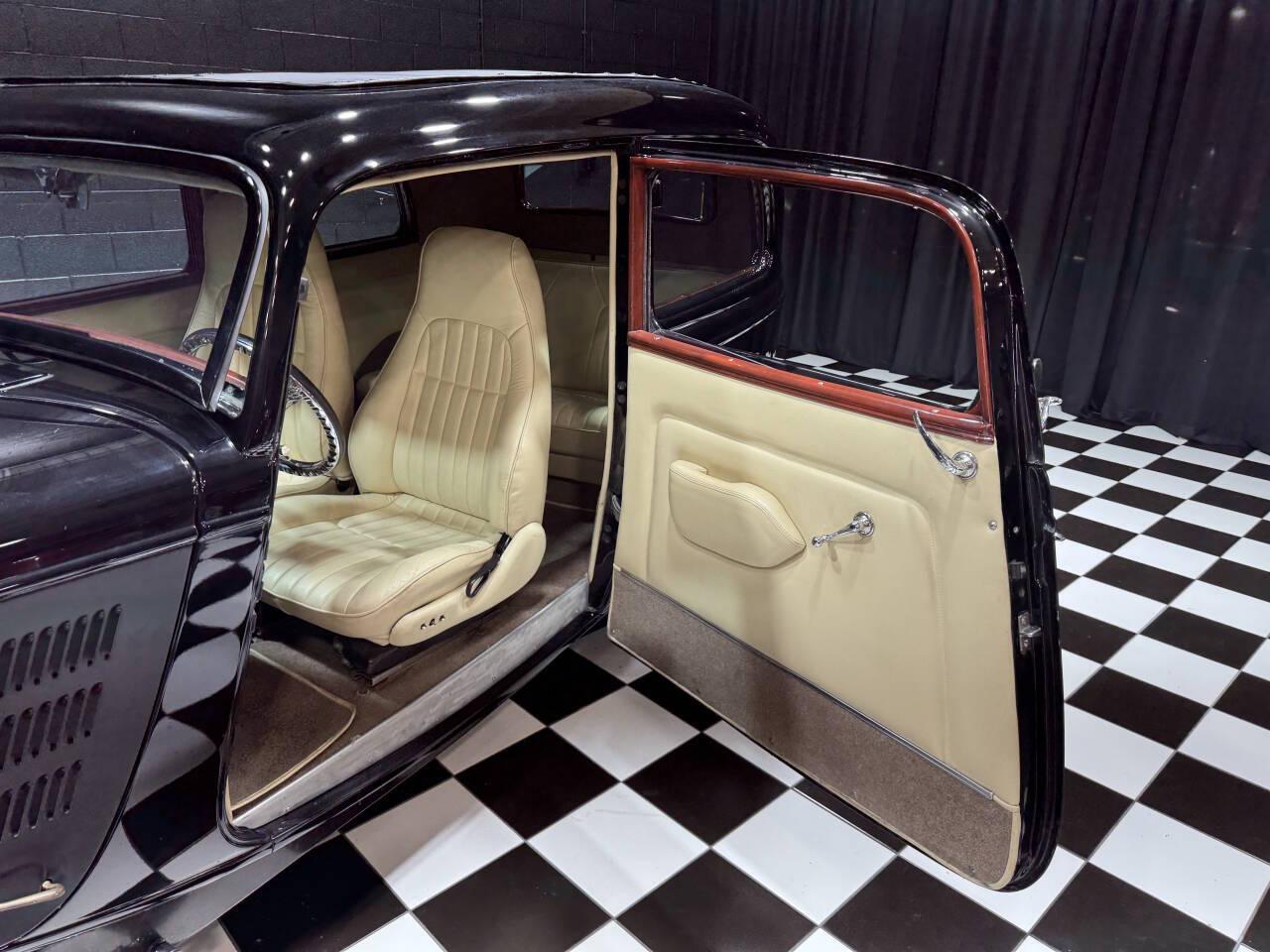 1933 Ford Tudor 24