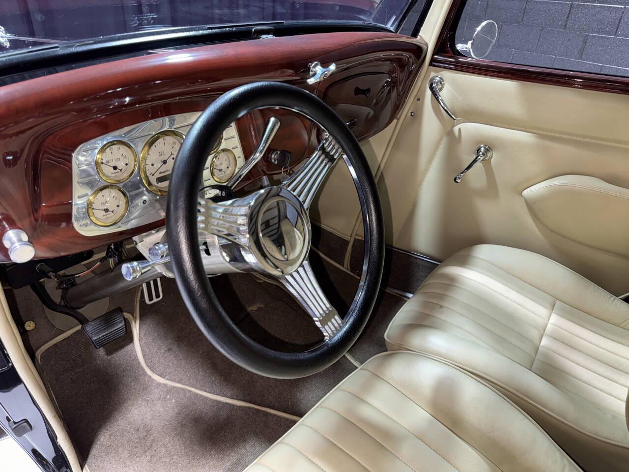 1933 Ford Tudor 32