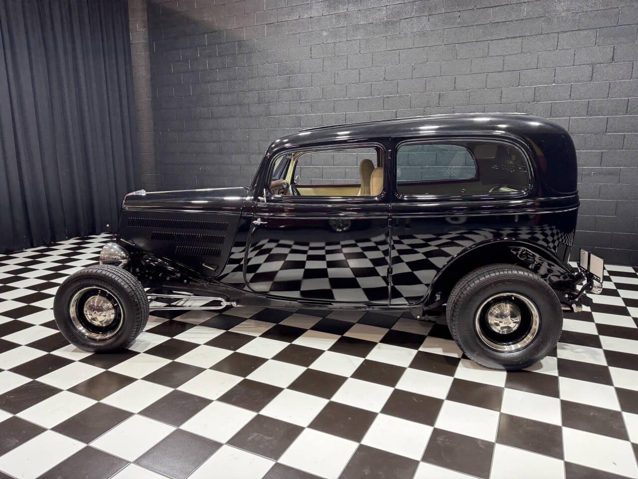 1933 Ford Tudor 8