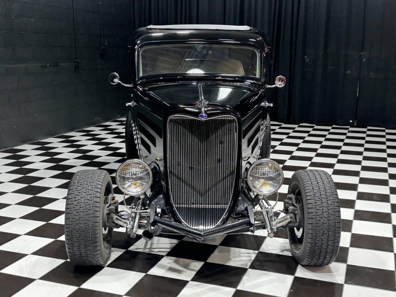 1933 Ford Tudor 12