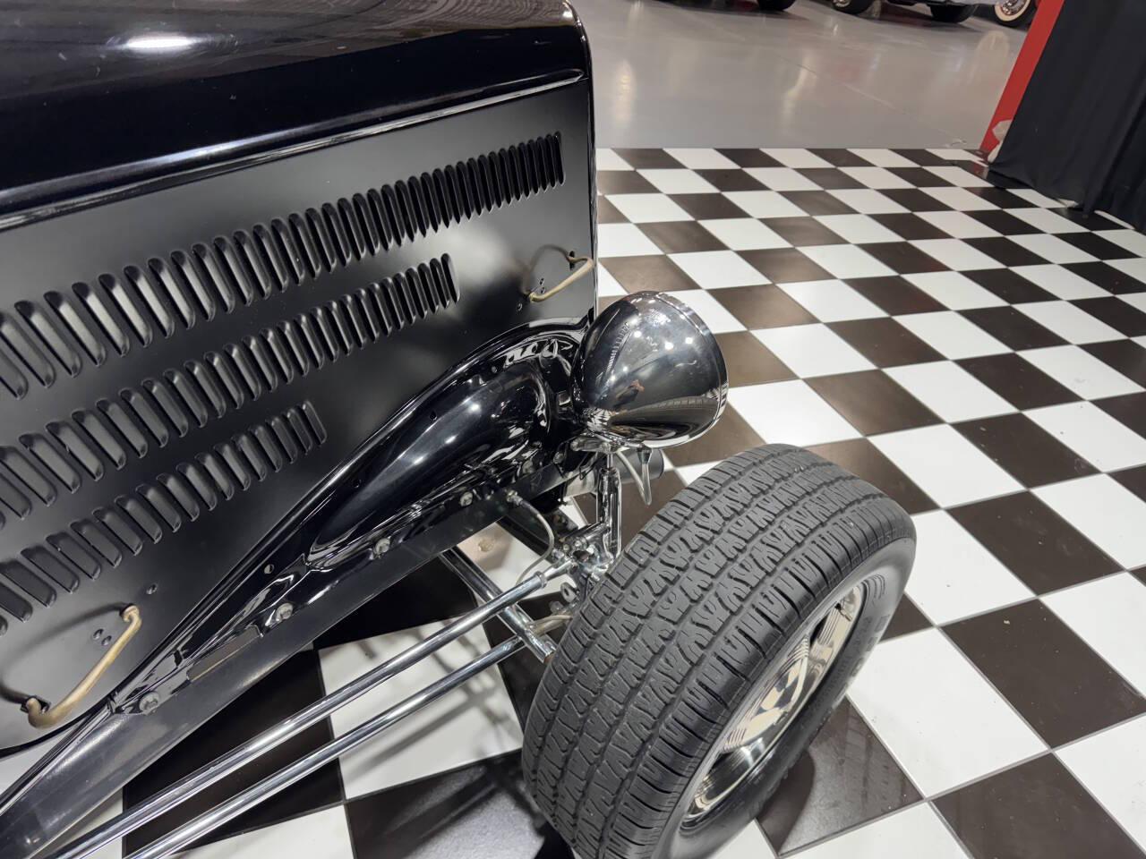 1933 Ford Tudor 18